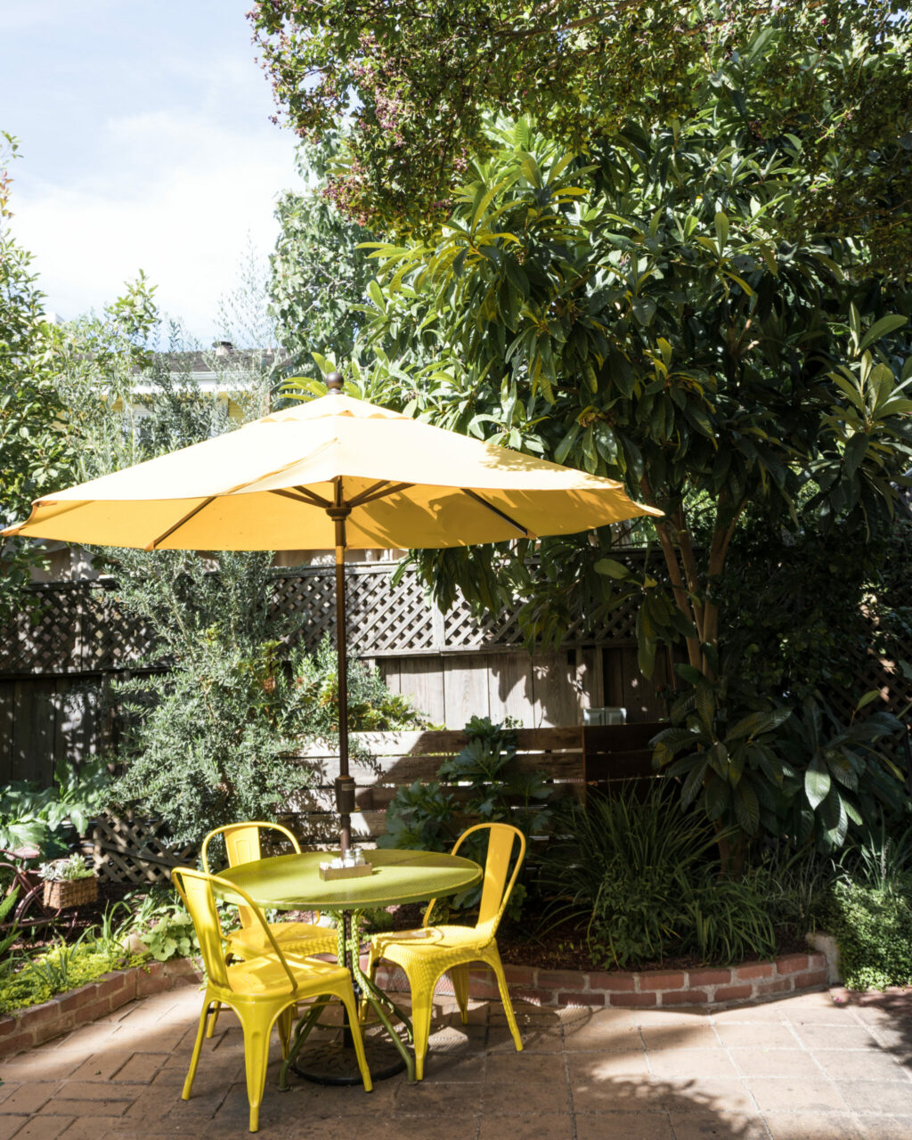 Outside dining table at Sunflower Caffe in Sonoma. (Sonoma County Tourism)