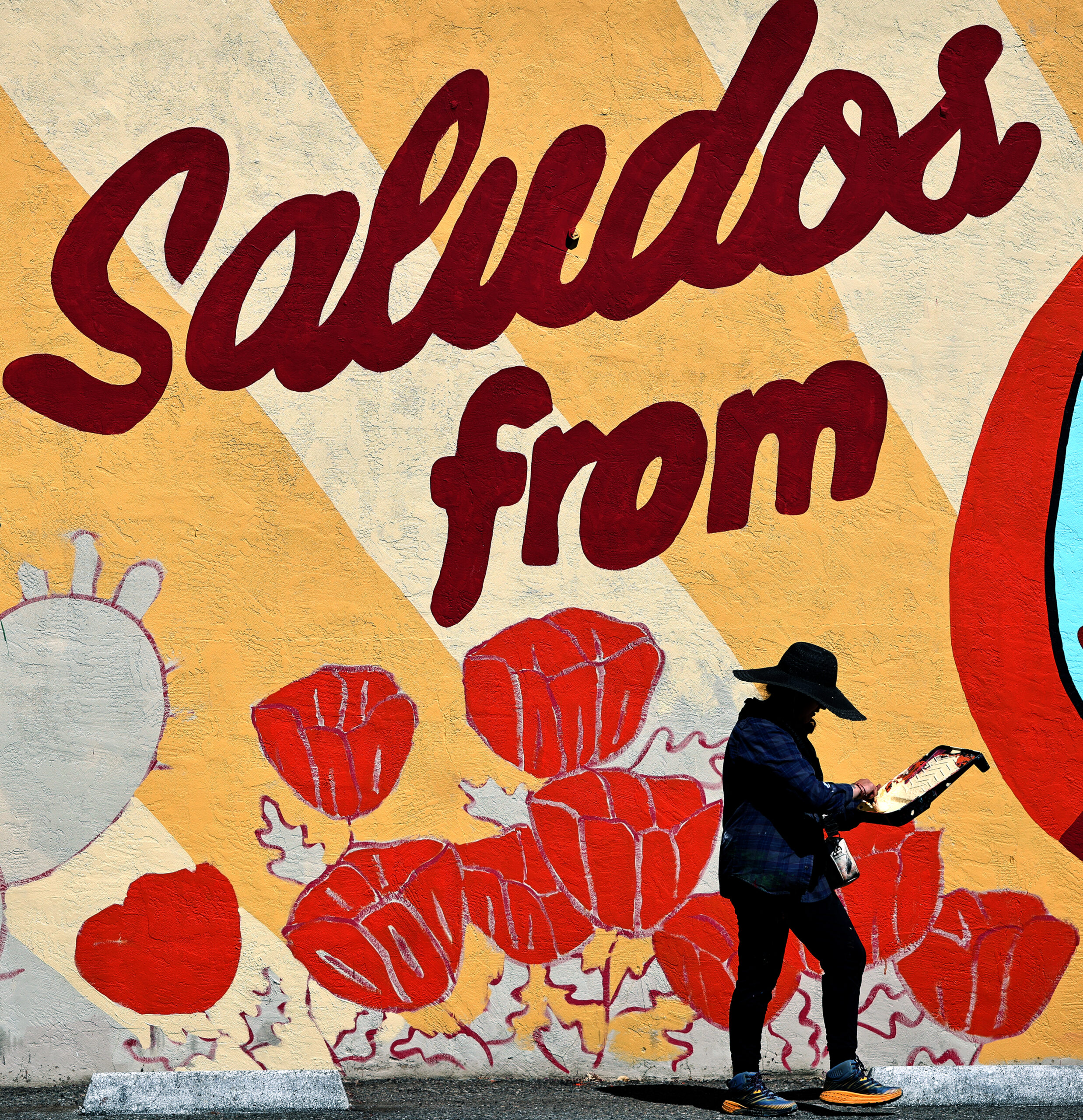 Blanca Molina paints a mural