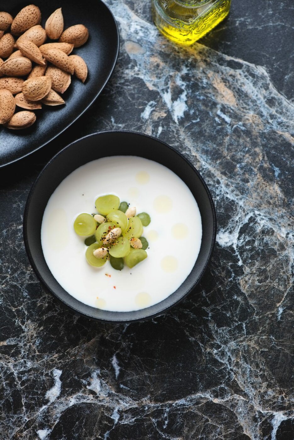 Ajo blanco with grapes